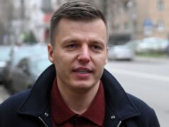 Бывший супруг блогера Валерии Чекалиной Артем Чекалин у Гагаринского суда в Москве перед началом заседания - РИА Новости, 1920, 15.04.2026