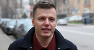 Бывший супруг блогера Валерии Чекалиной Артем Чекалин у Гагаринского суда в Москве перед началом заседания - РИА Новости, 1920, 15.04.2026