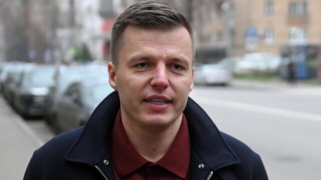 Бывший супруг блогера Валерии Чекалиной Артем Чекалин у Гагаринского суда в Москве перед началом заседания - РИА Новости, 1920, 15.04.2026