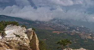 Вид на черноморское побережье вблизи поселков Мисхор и Кореиз с горы Ай-Петри. - РИА Новости, 1920, 09.04.2026