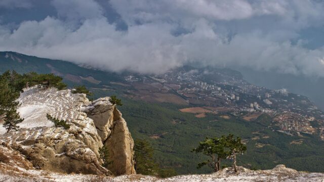 Вид на черноморское побережье вблизи поселков Мисхор и Кореиз с горы Ай-Петри. - РИА Новости, 1920, 09.04.2026