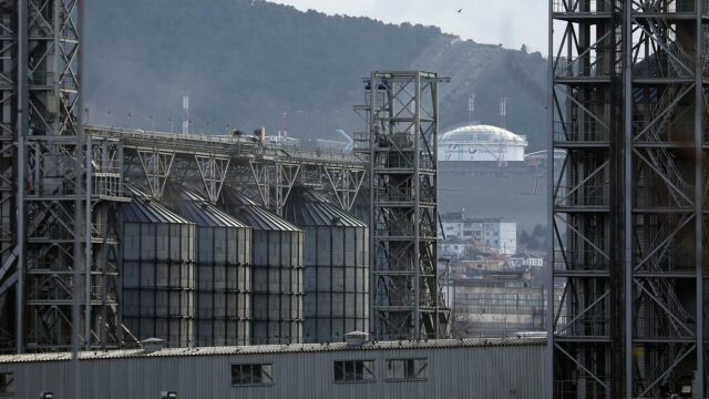 Перевалочный нефтяной терминал Шесхарис в порту Новороссийска - РИА Новости, 1920, 06.04.2026