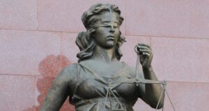 Статуя богини Фемиды у здания Одинцовского городского суда - РИА Новости, 1920, 13.04.2026