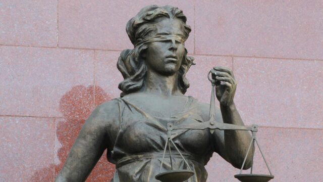 Суд арестовал журналиста "Новой газеты" Ролдугина до 10 мая Статуя богини Фемиды - РИА Новости, 1920, 10.04.2026