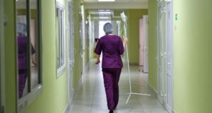 Сотрудница больницы в коридоре - РИА Новости, 1920, 20.04.2026