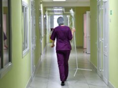 Сотрудница больницы в коридоре - РИА Новости, 1920, 21.04.2026