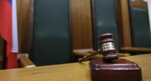 Кресло судьи в зале заседаний суда - РИА Новости, 1920, 21.04.2026