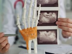 Стеклянную иглу, вросшую в руку женщины, нашли и извлекли врачи в Приморье Врач показывает ультразвуковые снимки кисти руки - РИА Новости, 1920, 07.04.2026