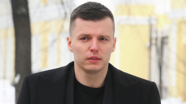 Бывший супруг блогера Валерии Чекалиной Артем Чекалин перед началом заседания Гагаринского районного суда в Москве - РИА Новости, 1920, 24.04.2026