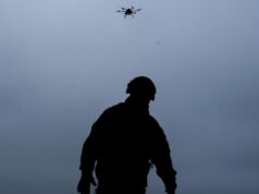 Украинский военный во время запуска беспилотника - РИА Новости, 1920, 27.04.2026