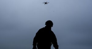 Украинский военный во время запуска беспилотника - РИА Новости, 1920, 06.04.2026