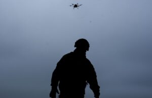 Украинский военный во время запуска беспилотника - РИА Новости, 1920, 06.04.2026