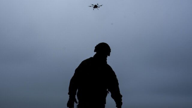 Украинский военный во время запуска беспилотника - РИА Новости, 1920, 29.04.2026