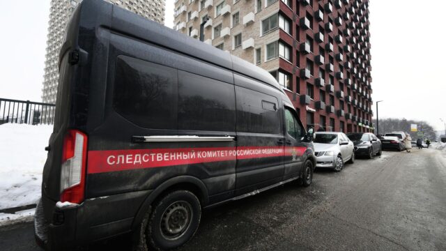 Автомобиль Следственного комитета РФ у дома, где было совершено покушение на убийство генерала Владимира Алексеева - РИА Новости, 1920, 29.04.2026