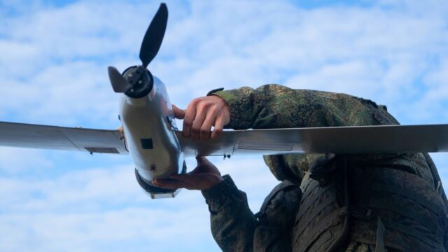 Военнослужащий ВС РФ запускает разведывательный беспилотный летательный аппарат ZALA - РИА Новости, 1920, 18.04.2026