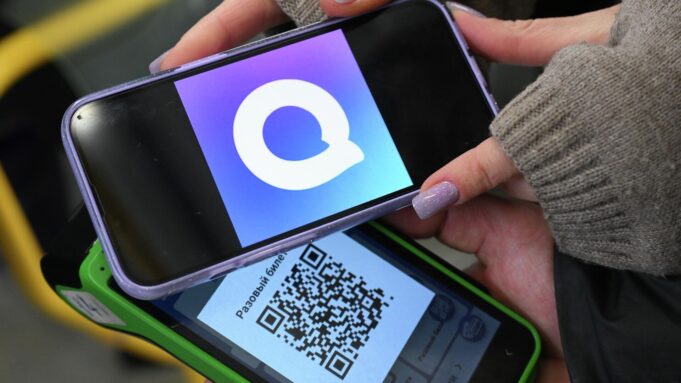 Оплата проезда через чат-бот мессенджера МАХ в общественном транспорте - РИА Новости, 1920, 13.04.2026