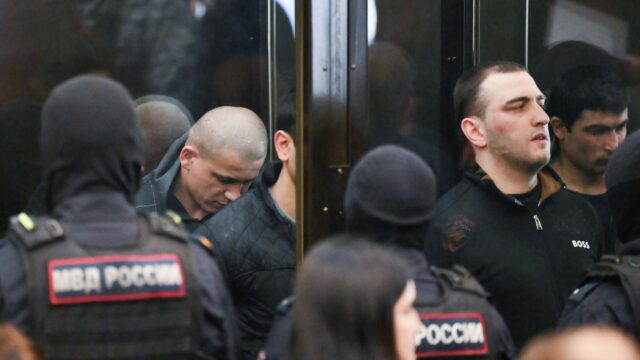 Еще один фигурант дела о теракте в "Крокусе" Аушев пытался покончить с собой Фигуранты по делу о теракте в концертном зале Крокус Сити Холл в здании суда - РИА Новости, 1920, 06.04.2026