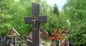 Кресты на могилах на территории кладбища - РИА Новости, 1920, 17.04.2026