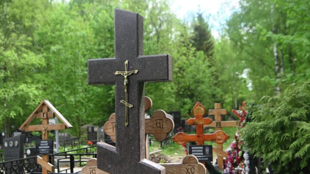 Кресты на могилах на территории кладбища - РИА Новости, 1920, 17.04.2026