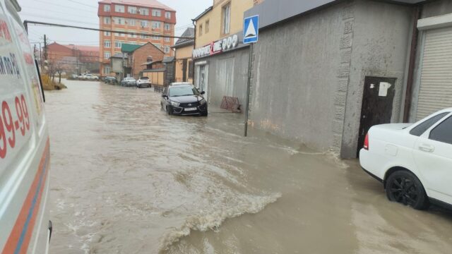 Улицы в Махачкале вновь затопило из-за длительного дождя Последствия ливня в Махачкале - РИА Новости, 1920, 05.04.2026