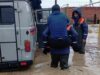 Сотрудники МЧС эвакуируют жителя из дома на подтопленной улице в Дербенте - РИА Новости, 1920, 07.04.2026