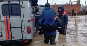 Сотрудники МЧС эвакуируют жителя из дома на подтопленной улице в Дербенте - РИА Новости, 1920, 07.04.2026