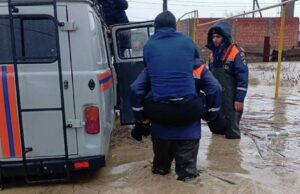Путин назвал погоду в Дербенте аномальной из-за обильных осадков Сотрудники МЧС эвакуируют жителя из дома на подтопленной улице в Дербенте - РИА Новости, 1920, 07.04.2026