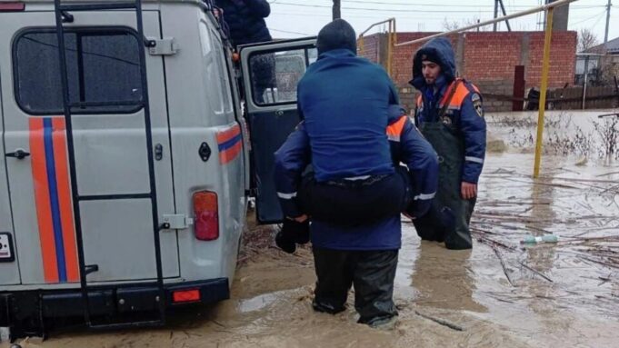 Сотрудники МЧС эвакуируют жителя из дома на подтопленной улице в Дербенте - РИА Новости, 1920, 07.04.2026