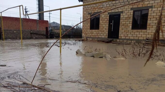 Селевые массы сошли на федеральную трассу в Дербенте после сильного дождя Подтопленная улица в Дербенте - РИА Новости, 1920, 05.04.2026