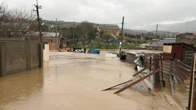 Меликов поручил проверить разрешения на постройку домов в русле реки в Махачкале Подтопленная улица в Махачкале - РИА Новости, 1920, 06.04.2026