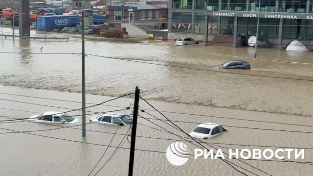В Дагестане женщина с дочерью и внуком проснулись в подтопленной ливнями комнате Последствия ливня в Дагестане - РИА Новости, 1920, 04.04.2026
