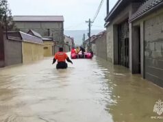 МЧС: свыше 730 человек разместили в пунктах временного размещения в Дагестане Сотрудники МЧС России эвакуируют местный жителей из подтопленных домов в Дагестане - РИА Новости, 1920, 06.04.2026