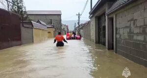 Сотрудники МЧС России эвакуируют местный жителей из подтопленных домов в Дагестане - РИА Новости, 1920, 06.04.2026