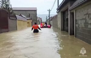 Сотрудники МЧС России эвакуируют местный жителей из подтопленных домов в Дагестане - РИА Новости, 1920, 06.04.2026