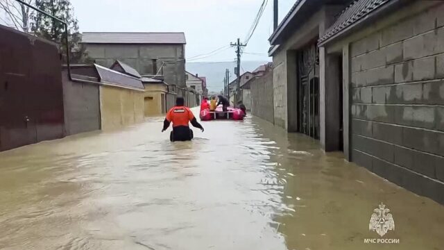 Сотрудники МЧС России эвакуируют местный жителей из подтопленных домов в Дагестане - РИА Новости, 1920, 06.04.2026