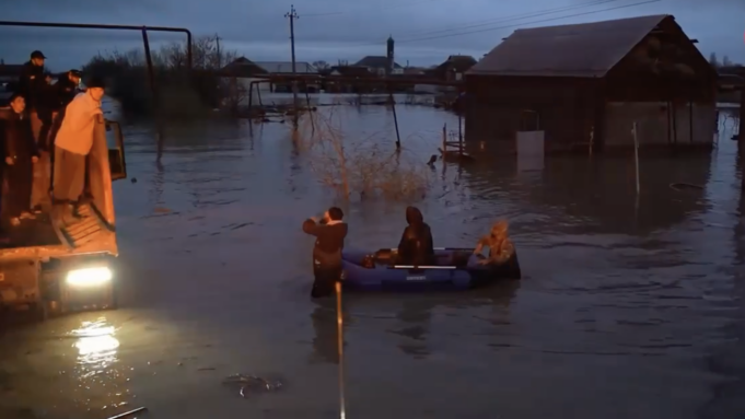 Эвакуация жителей из подтопленного района в Дагестане - РИА Новости, 1920, 07.04.2026