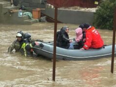 В Махачкале из подтопленных зон и аварийных домов эвакуировали 625 человек Сотрудники МЧС эвакуируют жителей из домов на подтопленной улице в Махачкале - РИА Новости, 1920, 06.04.2026
