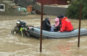 Сотрудники МЧС эвакуируют жителей из домов на подтопленной улице в Махачкале - РИА Новости, 1920, 06.04.2026