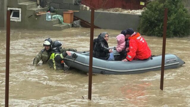 В Махачкале из подтопленных зон и аварийных домов эвакуировали 625 человек Сотрудники МЧС эвакуируют жителей из домов на подтопленной улице в Махачкале - РИА Новости, 1920, 06.04.2026