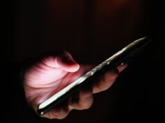 Мужчина держит в руках мобильный телефон - РИА Новости, 1920, 27.04.2026