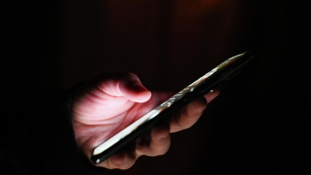 Мужчина держит в руках мобильный телефон - РИА Новости, 1920, 27.04.2026