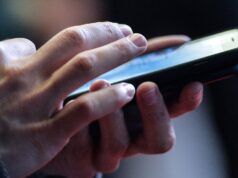 Мужчина держит смартфон - РИА Новости, 1920, 14.04.2026