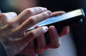 Мужчина держит смартфон - РИА Новости, 1920, 14.04.2026