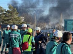 Сотрудники около территории завода Нижнекамскнефтехим в Нижнекамске, где произошел пожар - РИА Новости, 1920, 03.04.2026