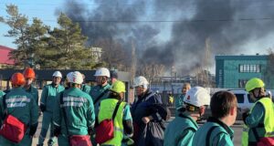 Сотрудники около территории завода Нижнекамскнефтехим в Нижнекамске, где произошел пожар - РИА Новости, 1920, 03.04.2026