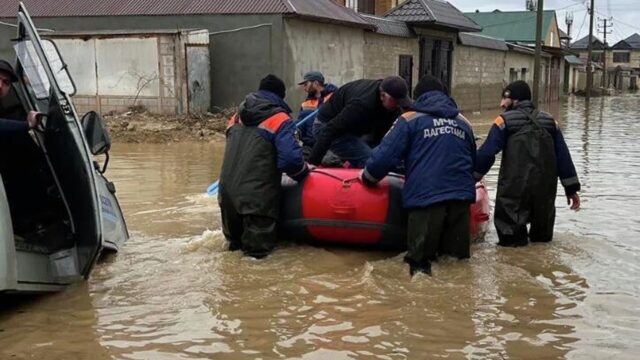 Еще в девяти районах Дагестана ввели региональный режим ЧС из-за непогоды Эвакуация жителей из подтопленного района в Дагестане - РИА Новости, 1920, 15.04.2026