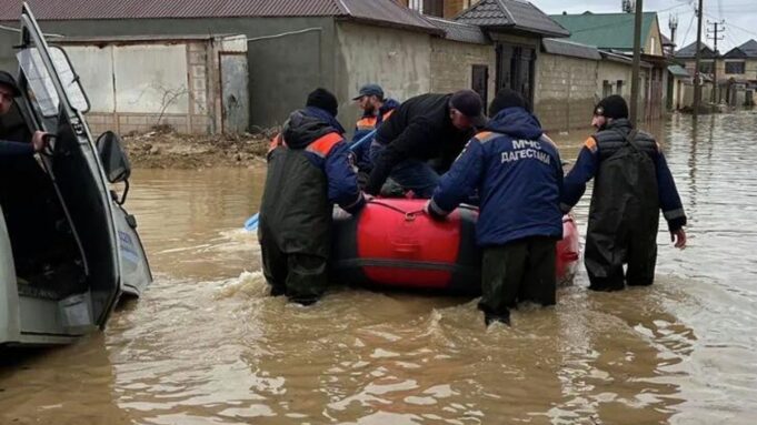 Эвакуация жителей из подтопленного района в Дагестане - РИА Новости, 1920, 15.04.2026