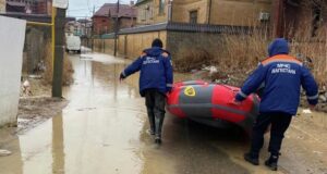 Сотрудники МЧС во время наводнения в Дагестане - РИА Новости, 1920, 05.04.2026