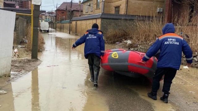 Сотрудники МЧС во время наводнения в Дагестане - РИА Новости, 1920, 05.04.2026