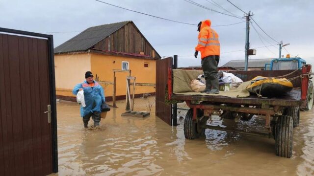 Куренков: пострадавшим от паводков в Дагестане и Чечне окажут помощь из бюджета Эвакуация жителей из подтопленного района в Дагестане - РИА Новости, 1920, 10.04.2026